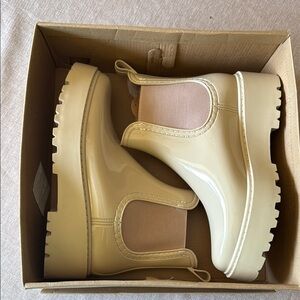 NWT women’s Chelsea Boots